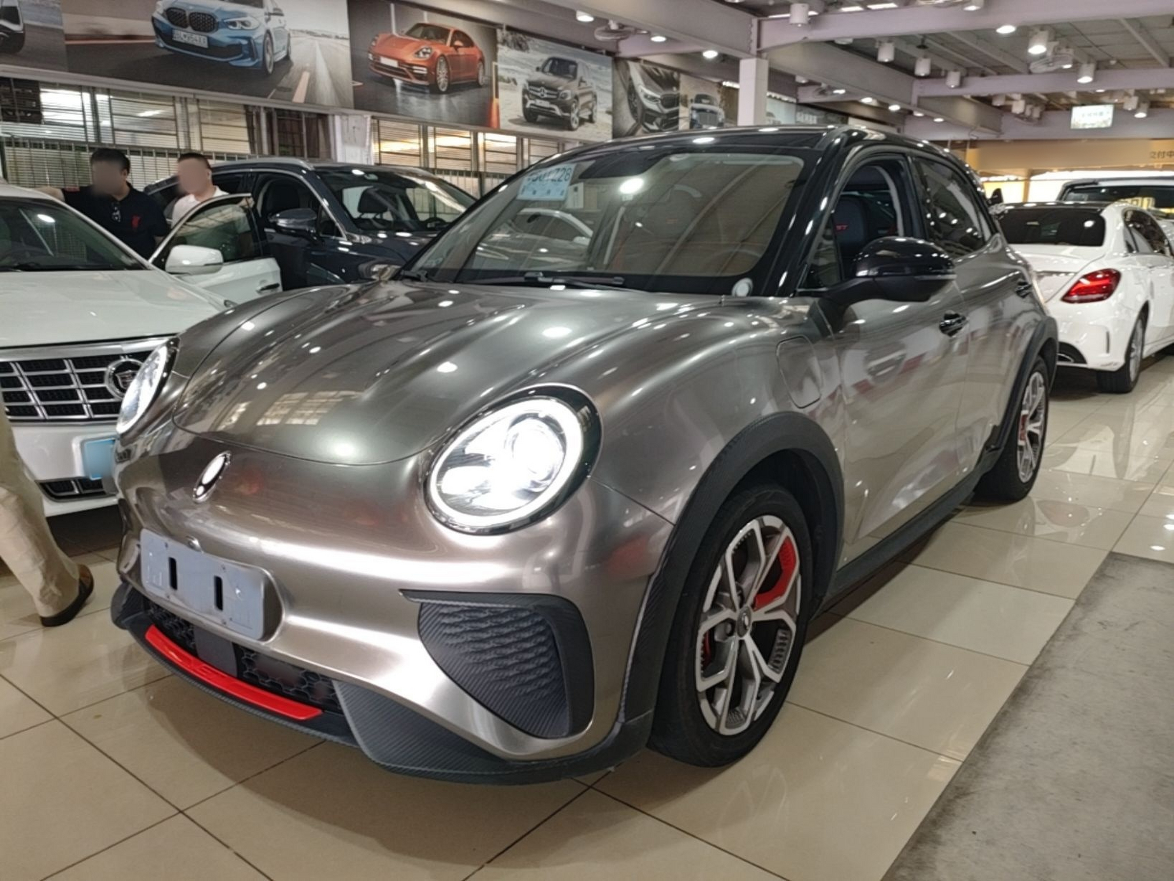 Unter der Vorderseite des Autos