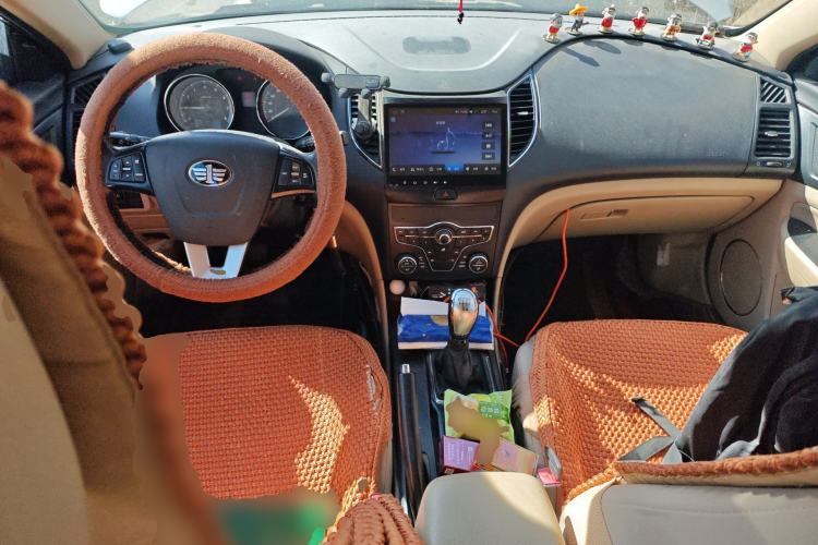 Used Bestune B50 2013 1.6L manual luxury version Center Console