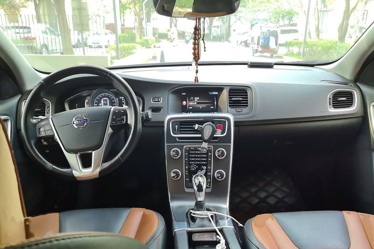 Used Volvo V60 2016 Cross Country T6 AWD
