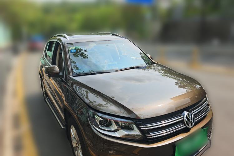 Used Volkswagen Tiguan 2013 1.8 TSI Automatic All-Wheel Drive Luxury Model Front Right 45 Deg