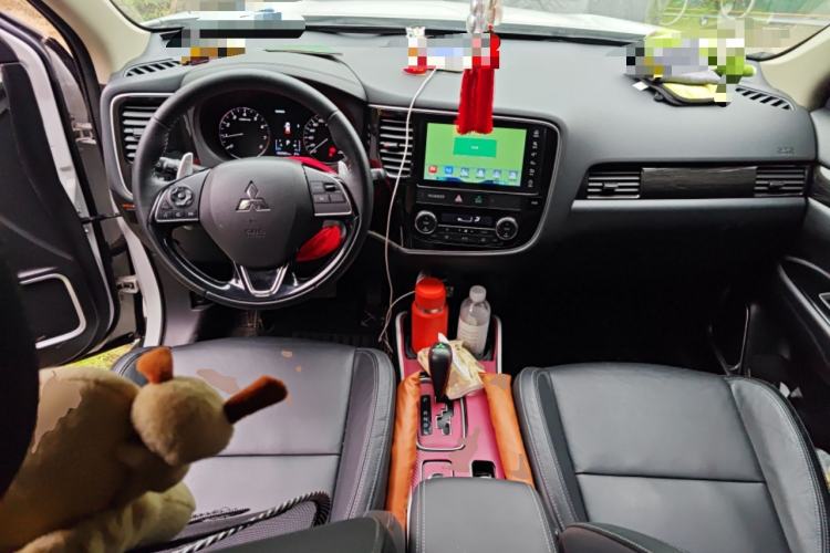 Used Mitsubishi Outlander 2019 2.4L 4x4 Zhi Xiang Edition 7 Seats China VI Standard Center Console