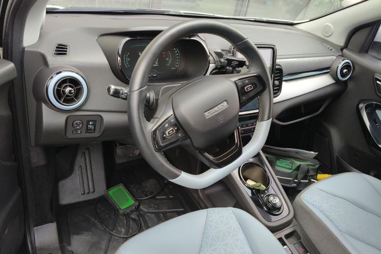 Used Chery QQ Little Ant 2022 Revised Version Sweet Pink Edition Half-Sugar Version Lithium Iron Phosphate 30.7 kWh 30 kW 301 km Center Console