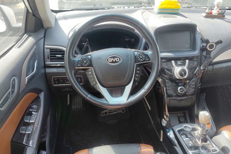 Used BYD Qin New Energy 2015 1.5T Dual-Crown Flagship Plus Edition
