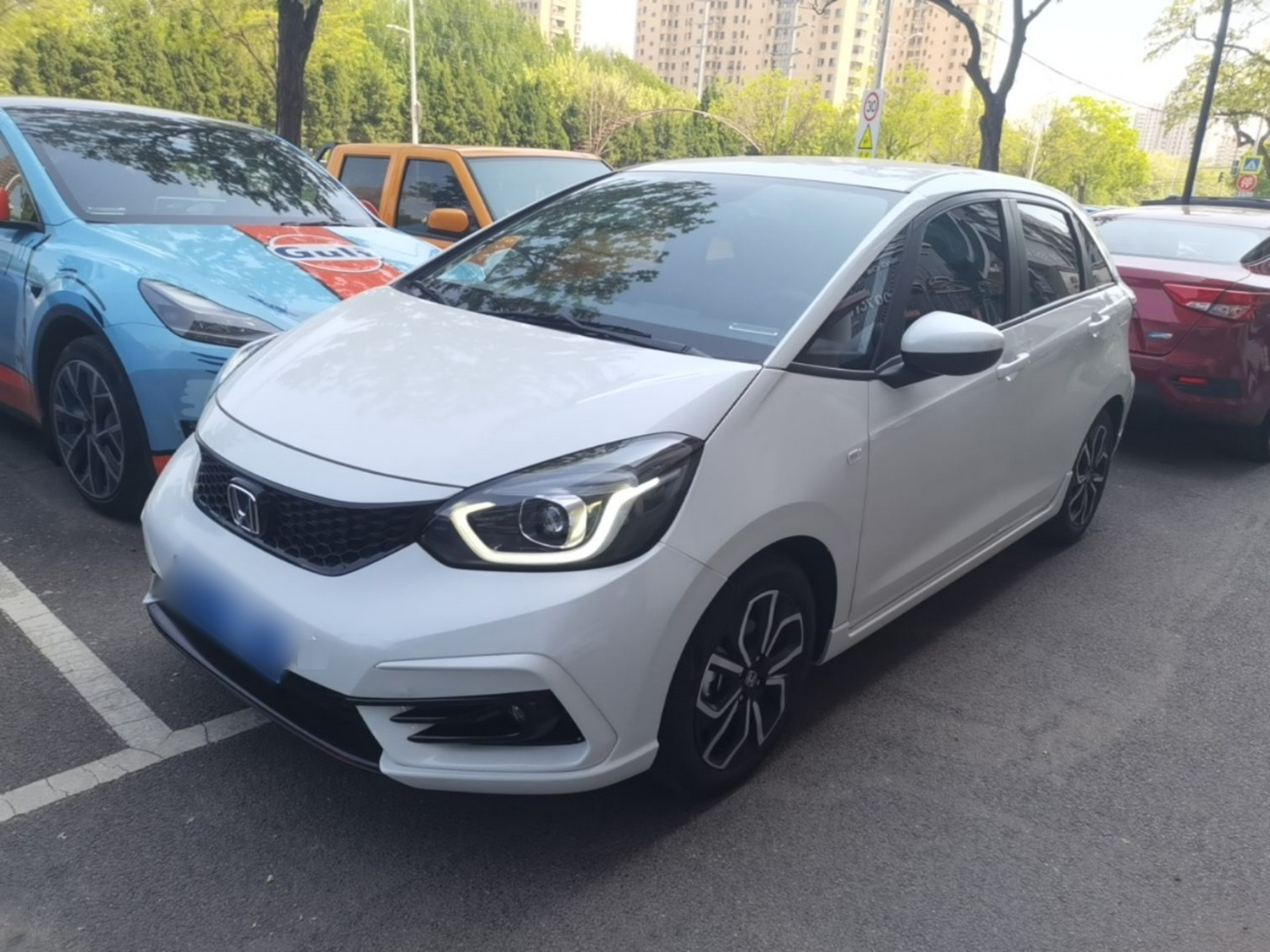 Под передней частью автомобиля
