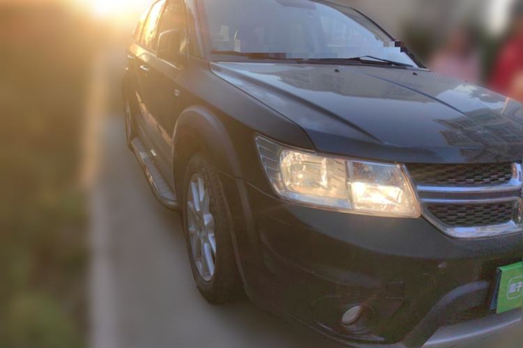 Used Dodge Journey 2013 2.4L Two-Wheel Drive Luxury Version Front Right 45 Deg