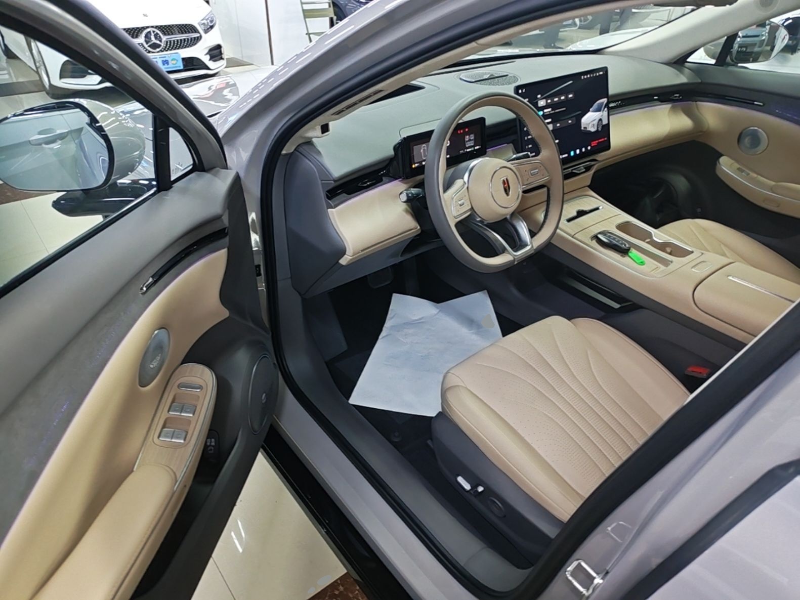 Hongqi H7 PHEV 2026 Model 210 Four-Wheel Drive Intelligent Hybrid — снимка 18