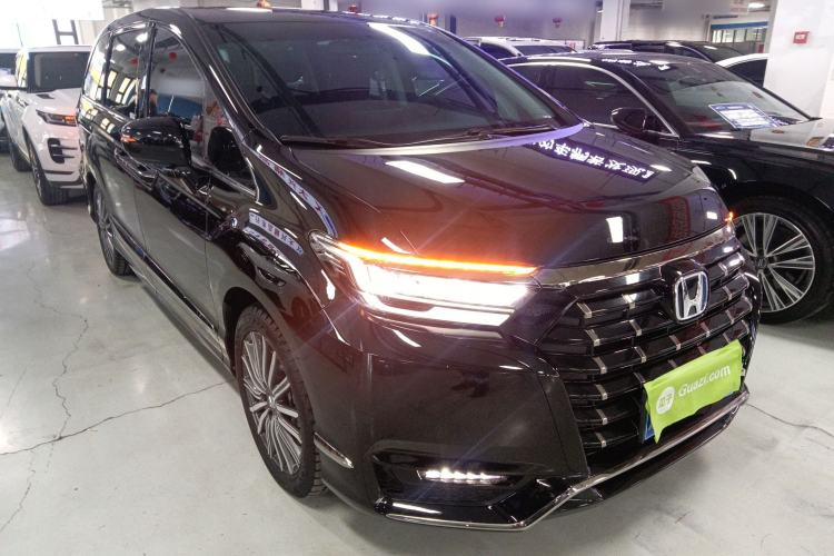 Used Honda Elysion 2024 2.0L eHEV Classic Edition Front Right 45 Deg