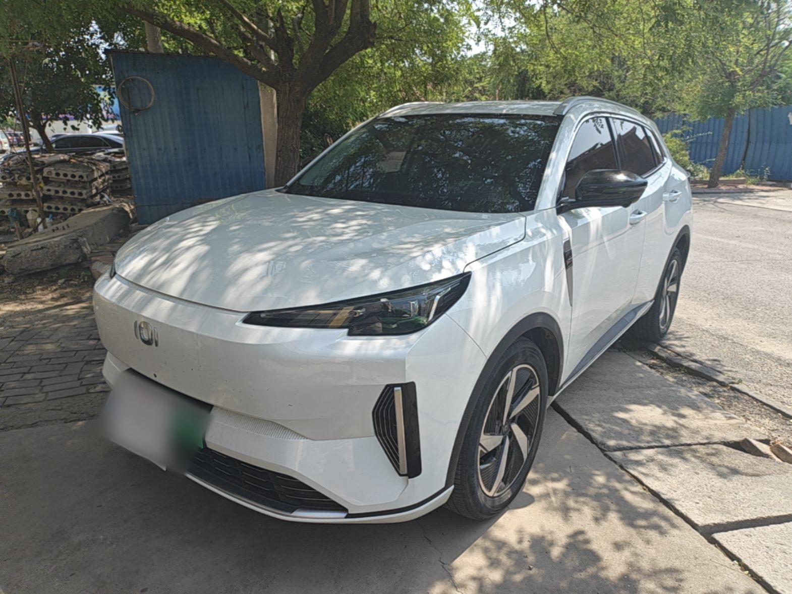 Под передней частью автомобиля