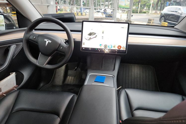 Used Tesla Model Y 2021 Standard Range Rear-Wheel Drive Version Center Console