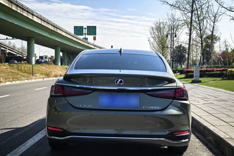 Used Lexus ES 2020 300h Premier Edition
