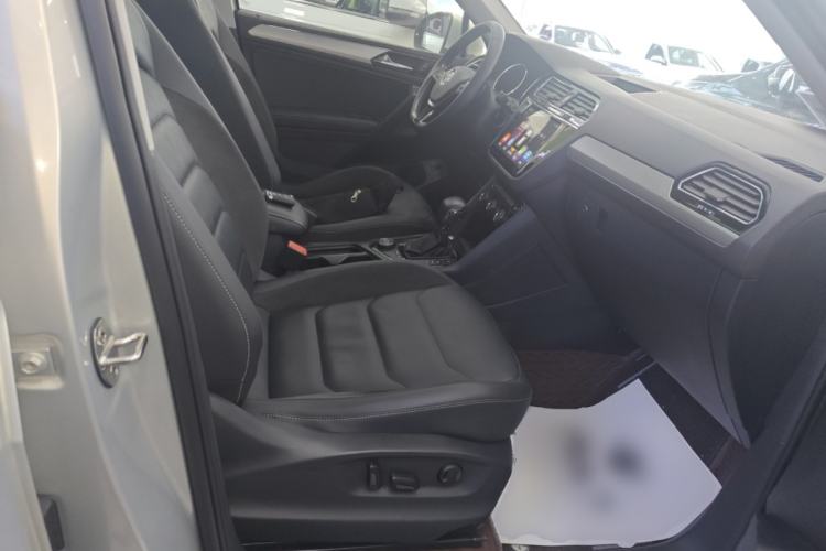Used Volkswagen Tiguan L 2019 380TSI Automatic All-Wheel Drive Luxury Edition with 7 Seats China VI Standard Right Front Seat