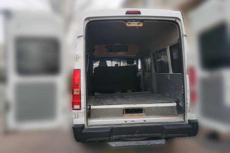 Used Iveco Daily 2023 2.5T A37M1 Long Wheelbase Mid-Roof Dual-Tire Side-Sliding Doors 5-9 Seats