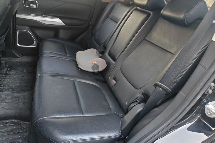 Used Mitsubishi Outlander 2013 2.4L 4x4 Luxury Navigation Edition 5 Seats Left Rear Seat