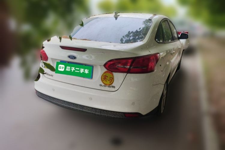 Used Ford Focus 2015 Sedan 1.6L Manual Fashion Edition
