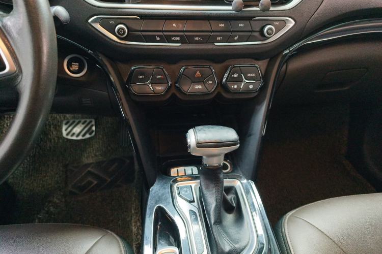 Used GAC Trumpchi GS4 2017 235T Automatic Two-Wheel Drive Luxury Smart Connectivity Version Audio And AC Panel