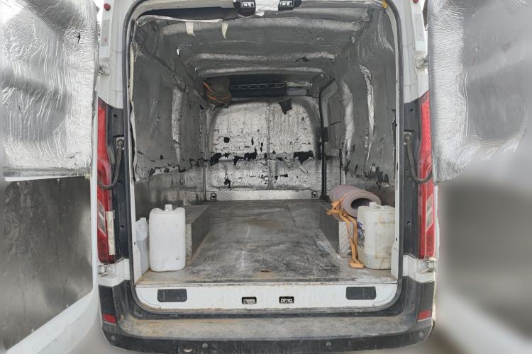 Used SAIC MAXUS Xintu V90 2024 Zhiyun 2.0T Manual Rear-Drive Extended-Wheelbase High-Roof Model with Dual Rear Tires and 3 Seats