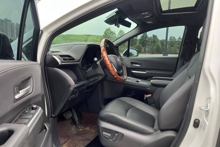 Used Toyota Sienna 2023 2.5L Hybrid Deluxe Edition
