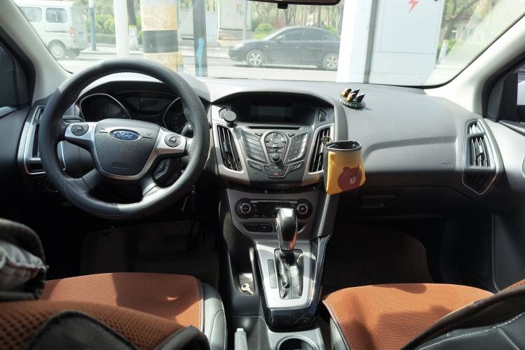 Used Ford Focus 2012 Hatchback 1.6L Automatic Fashion Edition Center Console