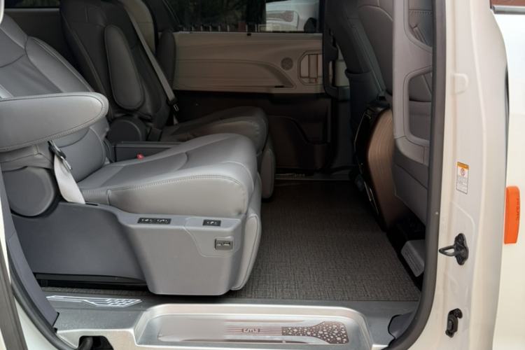 Used Toyota SIENNA 2024 2.5L Hybrid Comfort Edition
