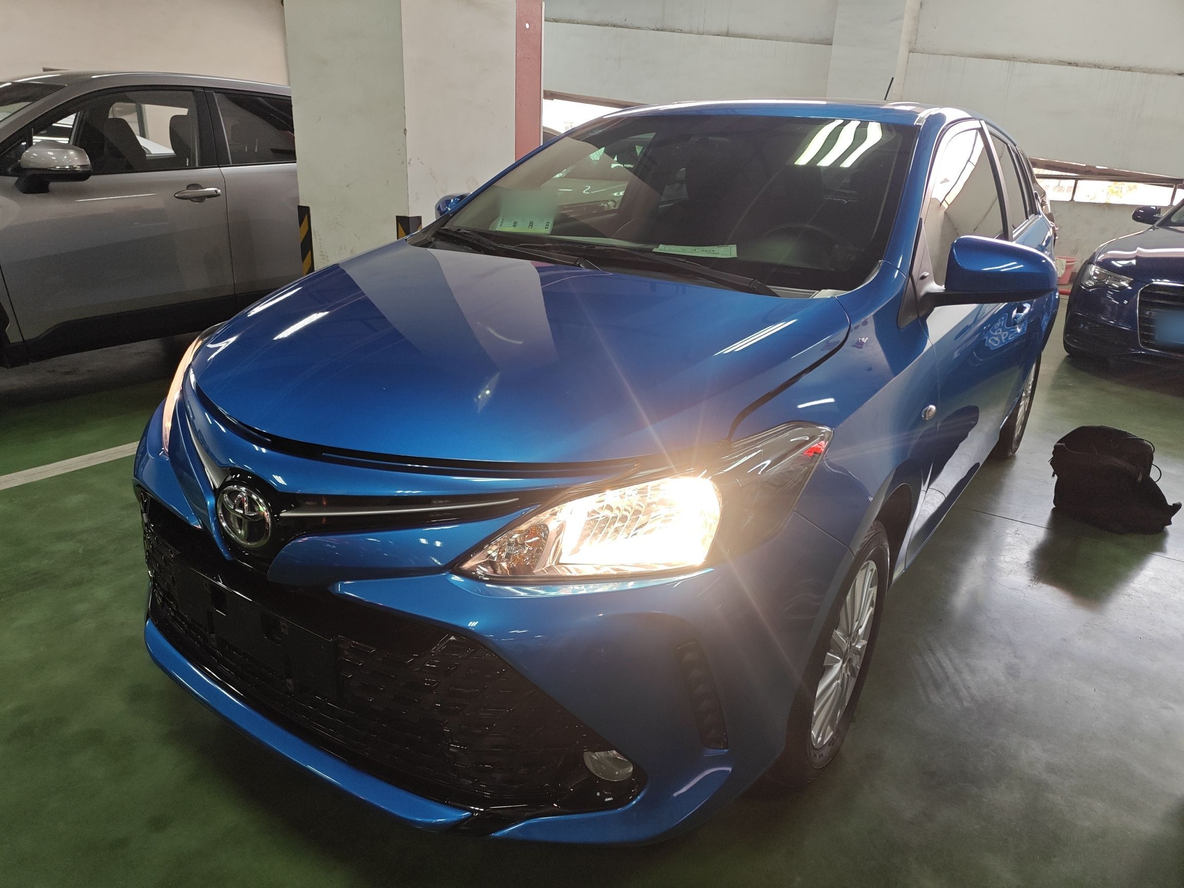 Под передней частью автомобиля