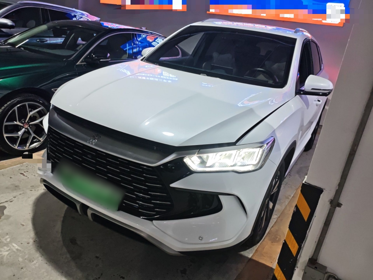 تحت مقدمة السيارة