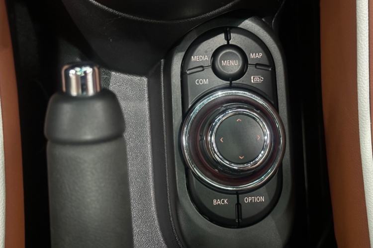 Used MINI 2023 Updated 2.0T COOPER S Artist Interior 8