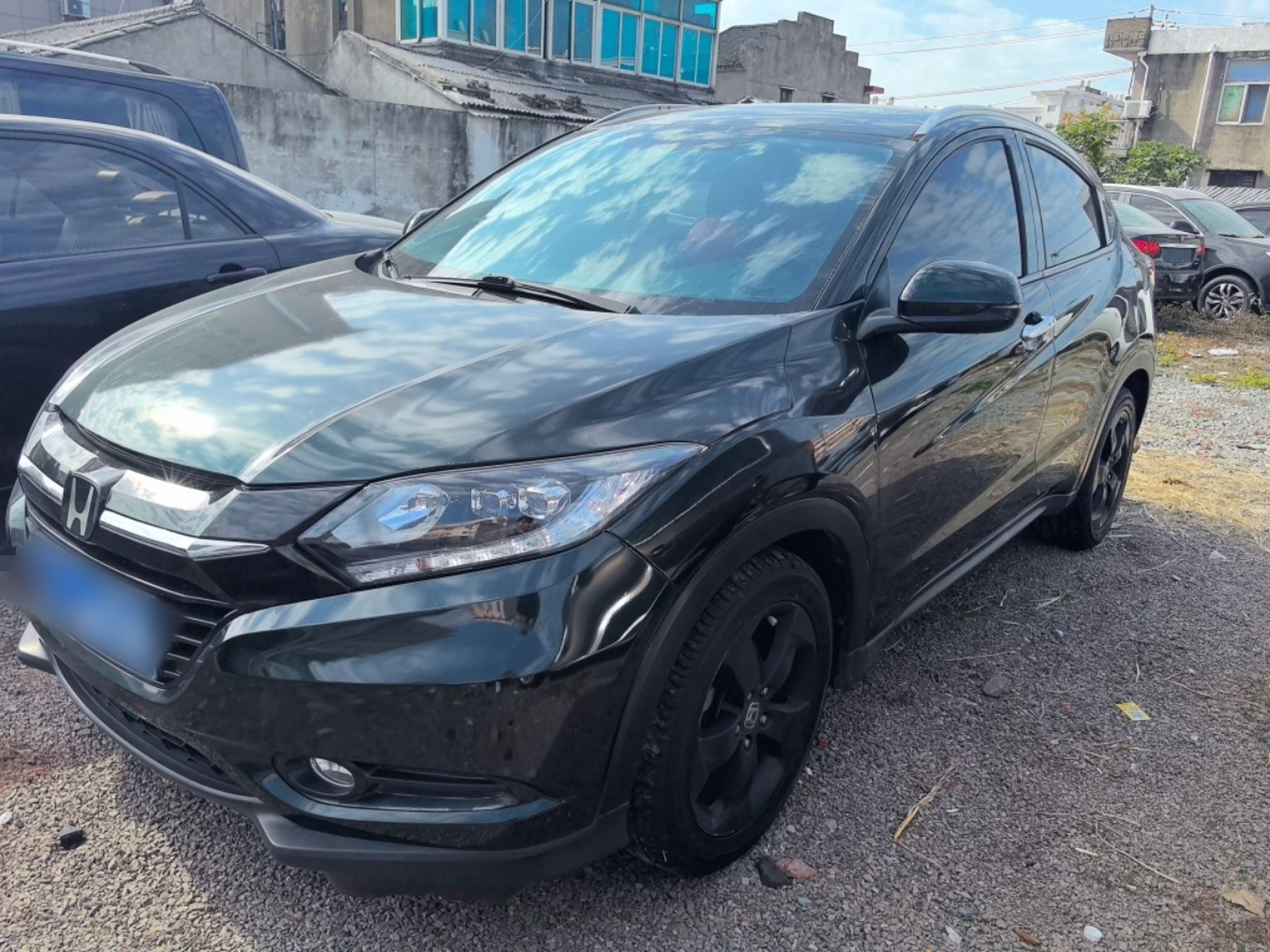 Под передней частью автомобиля