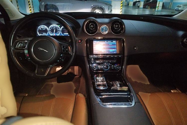 Used Jaguar XJ 2014 XJL 3.0 SC Two-Wheel-Drive Panoramic Business Edition Center Console