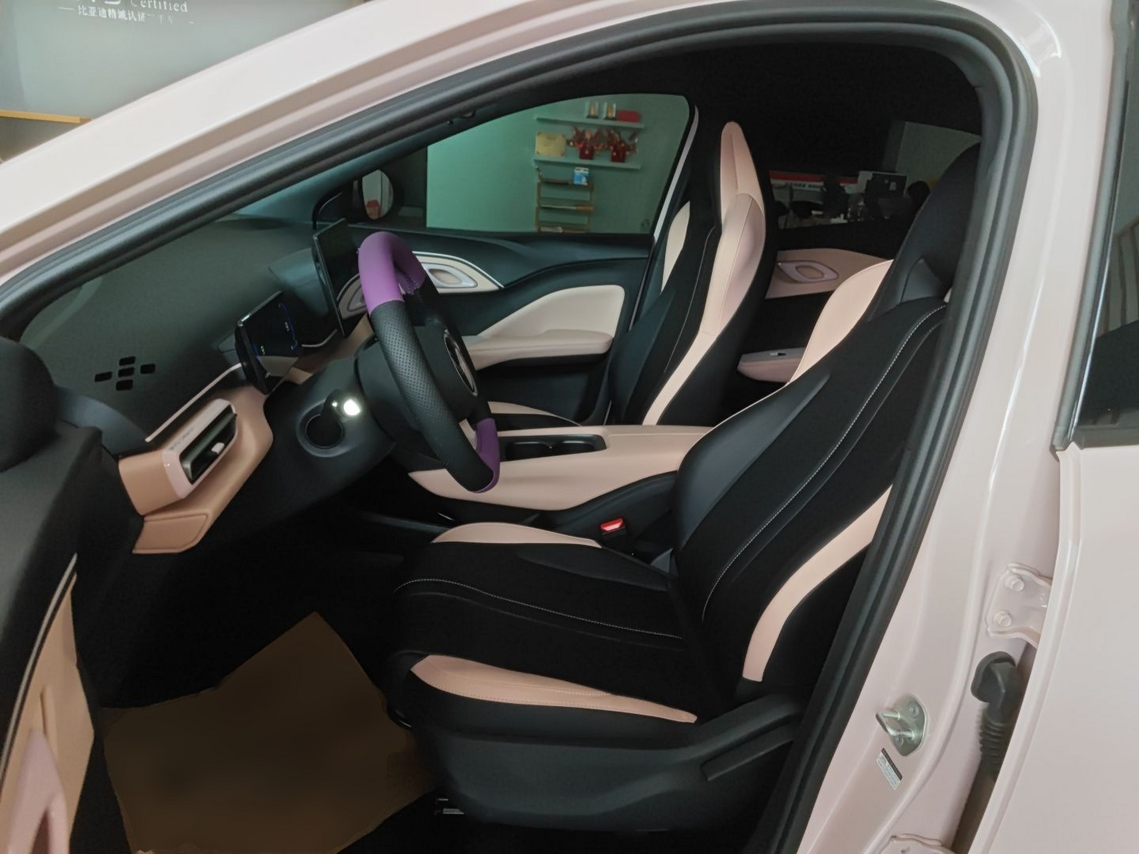 المقاعد الأمامية داخل السيارة