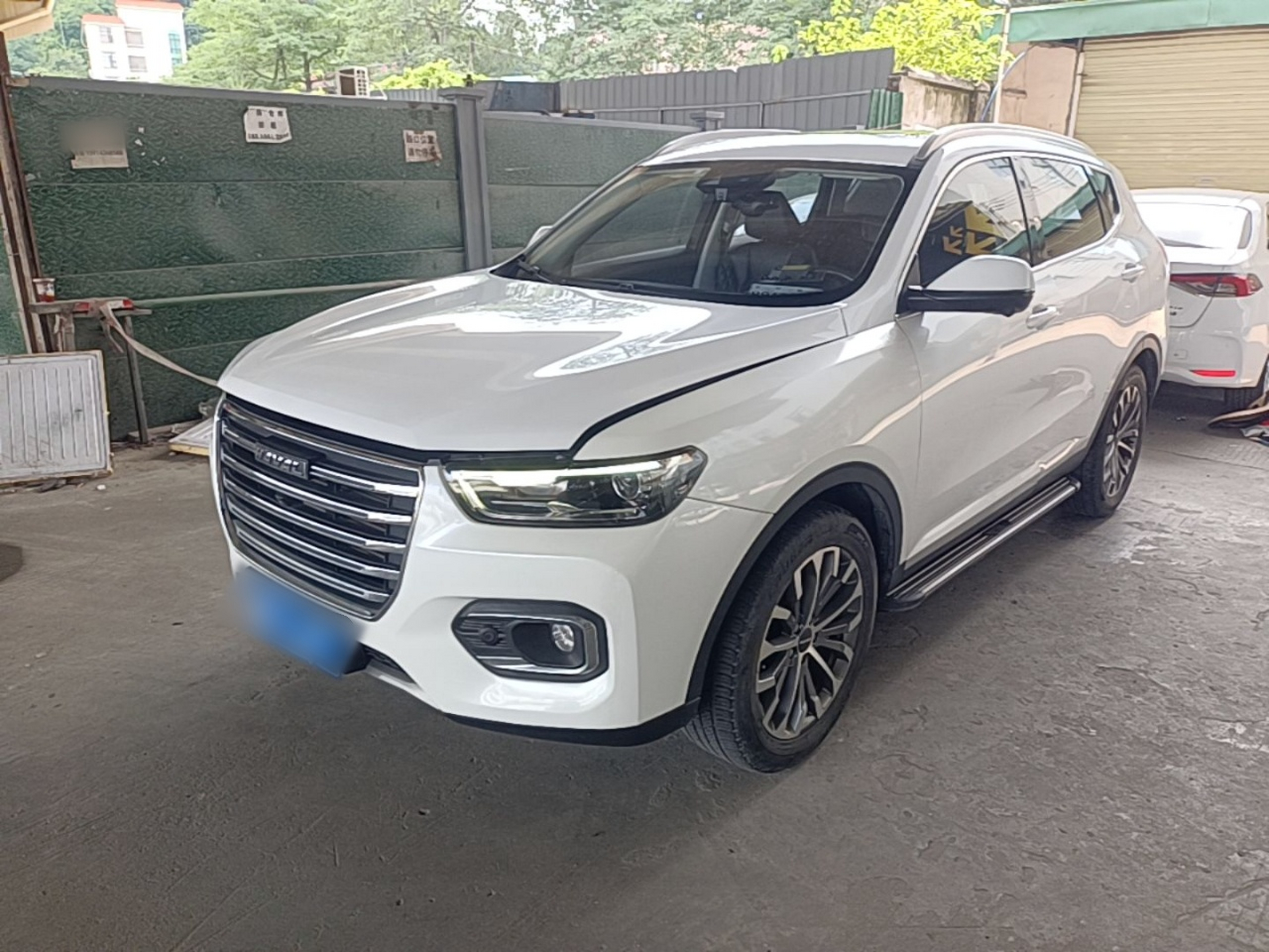 Под передней частью автомобиля