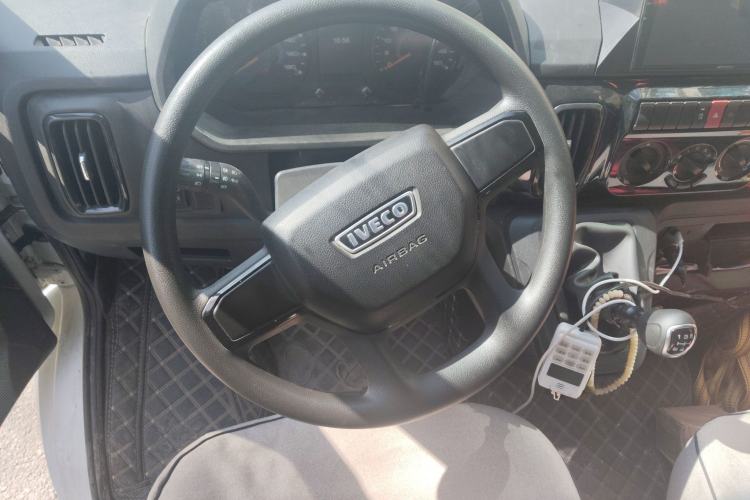 Used Iveco Daily 2023 2.5T A35M1 Short Wheelbase Low-Roof Single-Tire Side-Sliding Door 5-9 Seater
