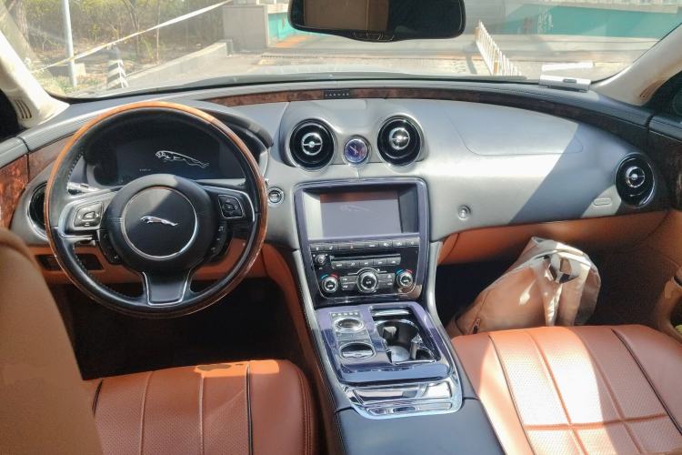 Used Jaguar XJ 2010 XJL 5.0 Panoramic Luxury Edition Center Console