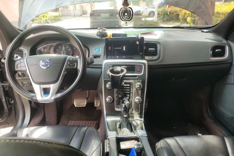 Used Volvo V60 2014 T5 Personalized Sport Edition Center Console