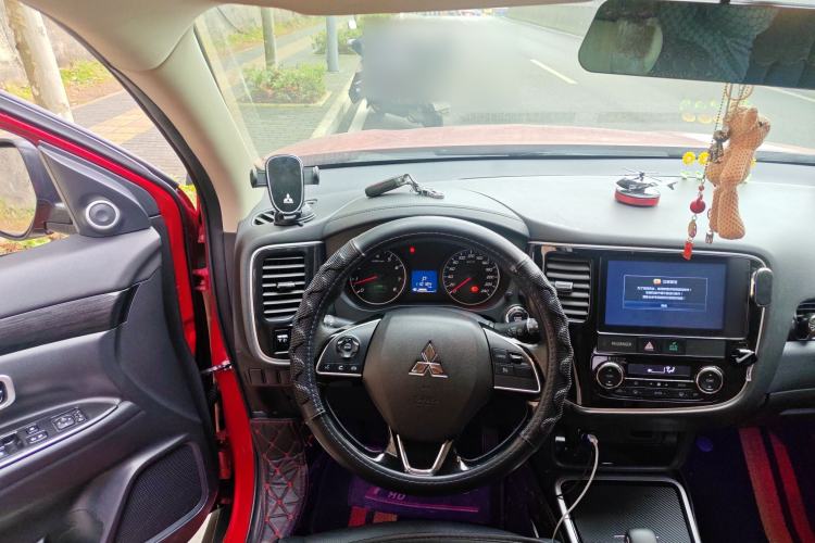 Used Mitsubishi Outlander 2018 2.0L Two-Wheel Drive Glory Edition 5 Seats Steering Wheel