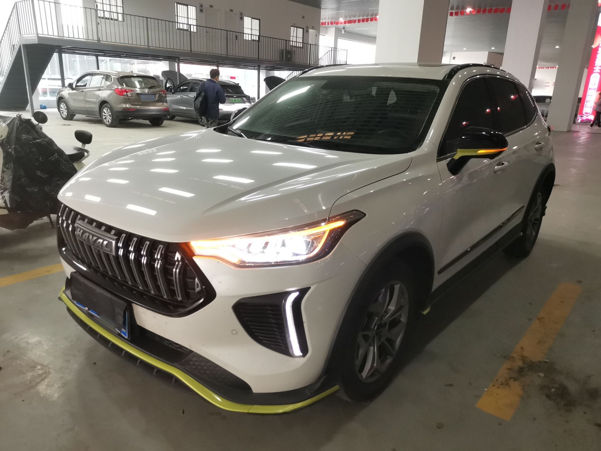 Под передней частью автомобиля