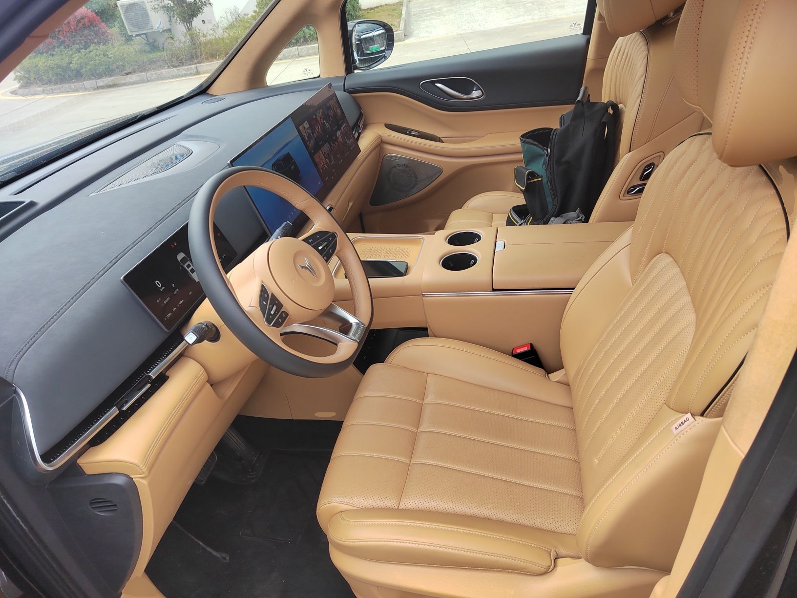 المقاعد الأمامية داخل السيارة