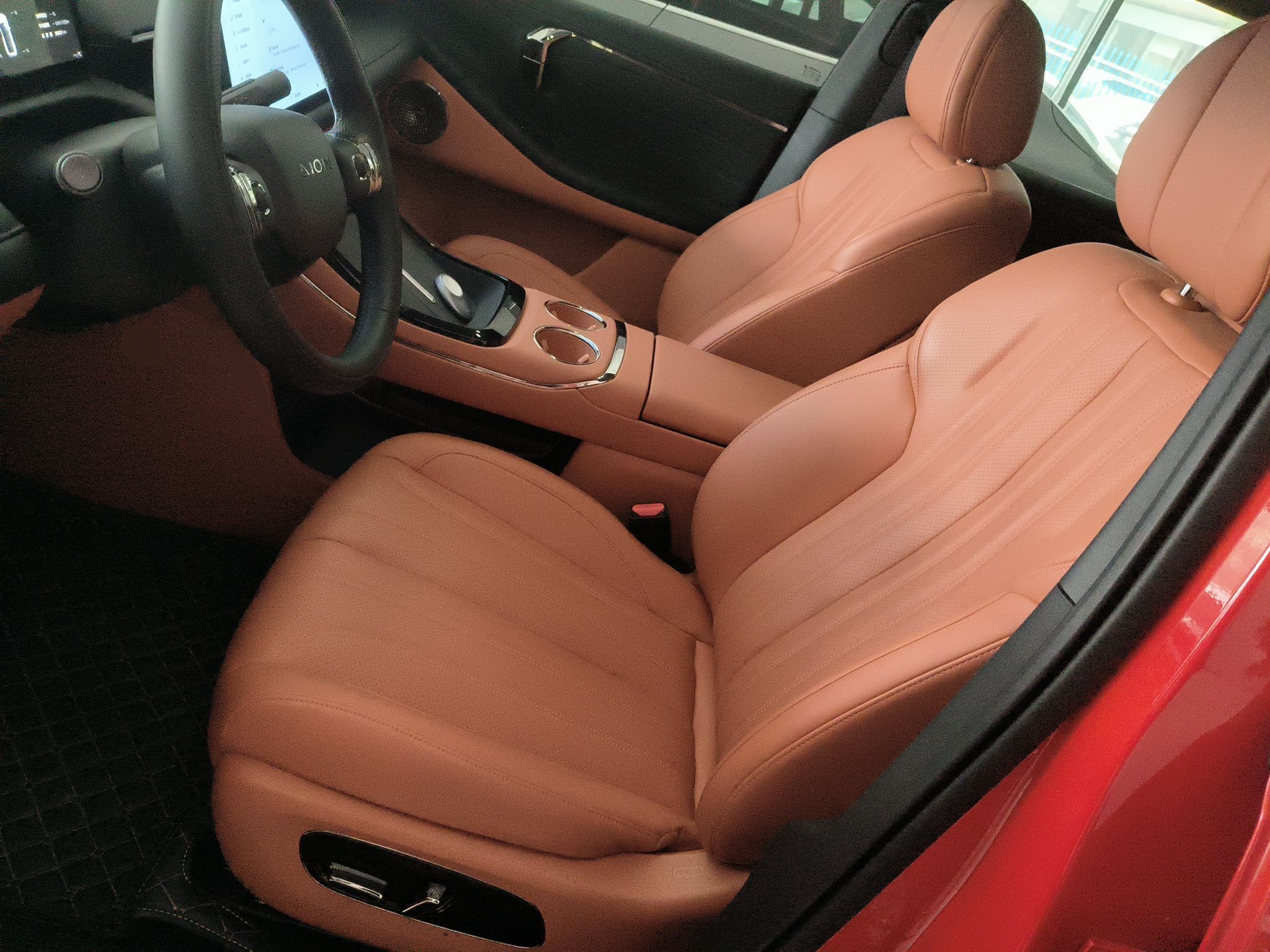 المقاعد الأمامية داخل السيارة