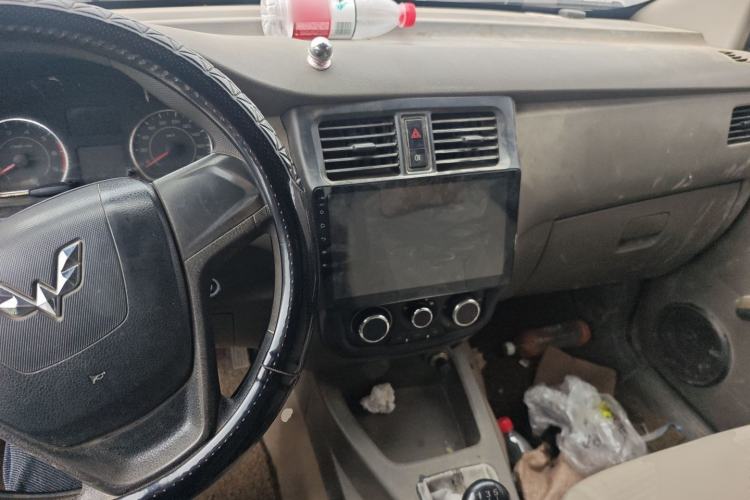 Used Wuling Rongguang V 2015 1.5L Practical Version Center Console