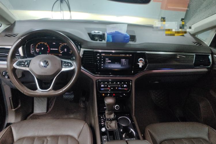 Used Volkswagen Viloran 2020 330TSI Luxury Edition Center Console
