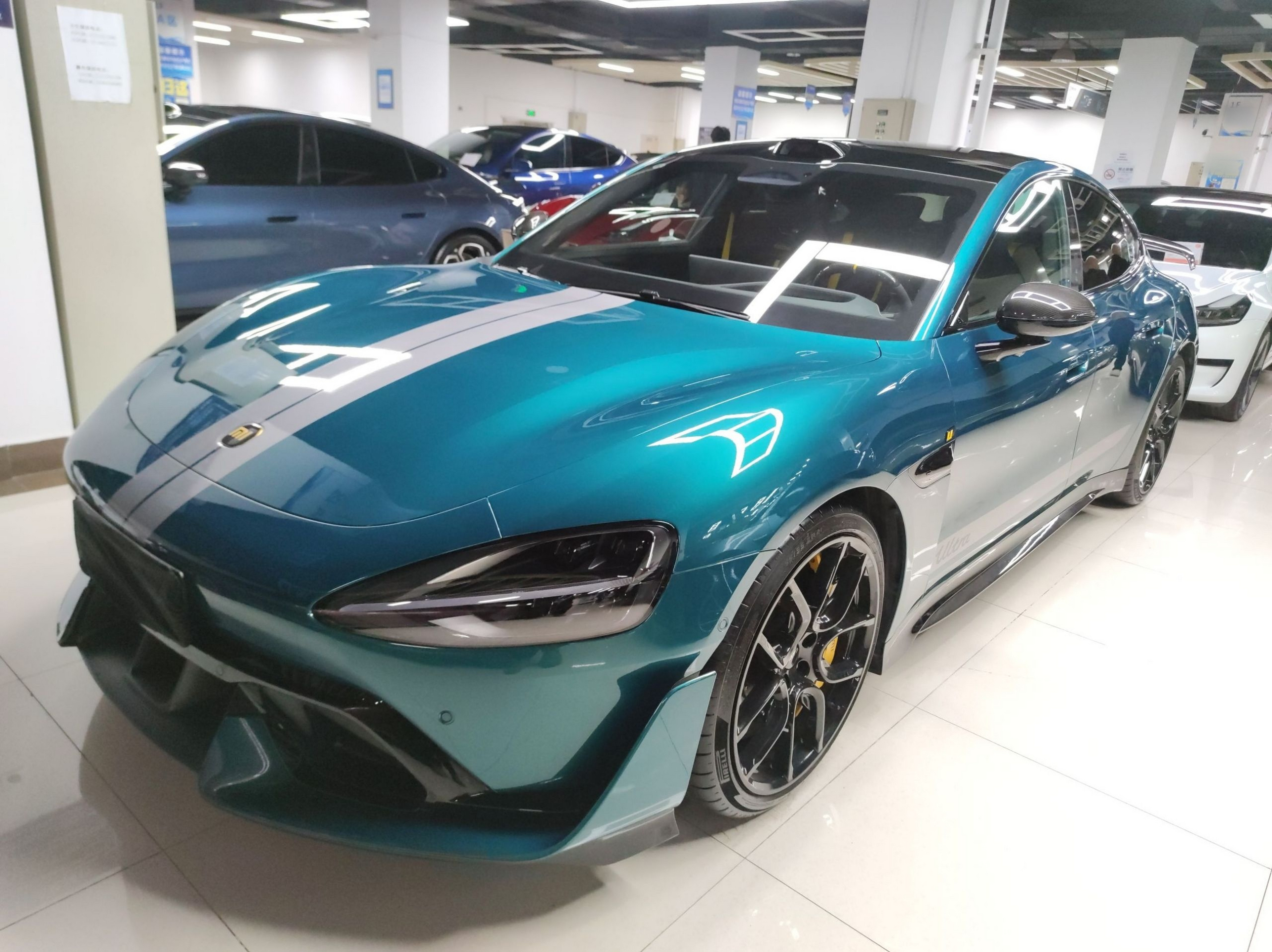 Под передней частью автомобиля