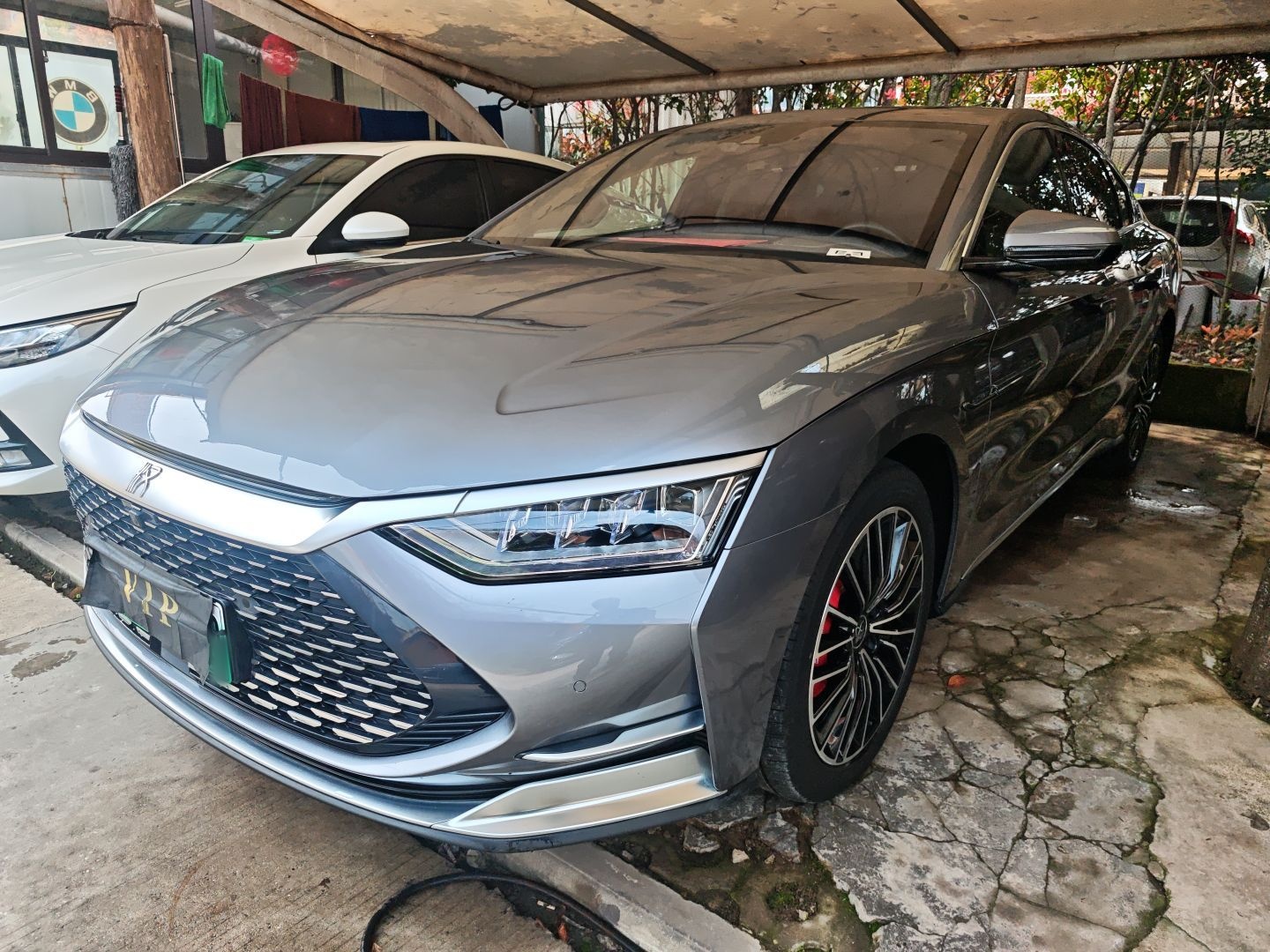 تحت مقدمة السيارة