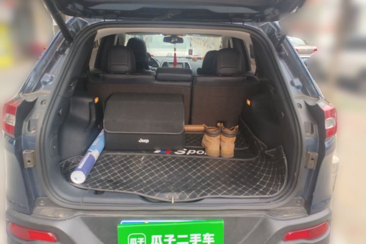 Used Jeep Cherokee 2020 2.0L Two-Wheel Drive Classic Sports Edition Trunk