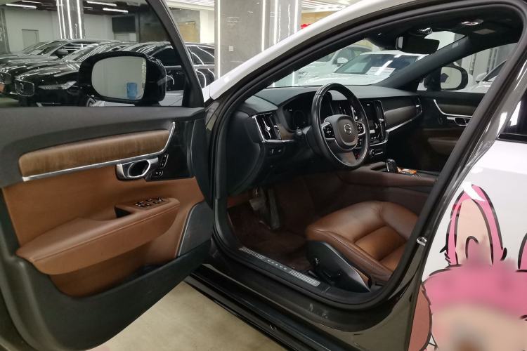 Used Volvo V90 2021 Cross Country B5 AWD Smart Range Edition Interior 2