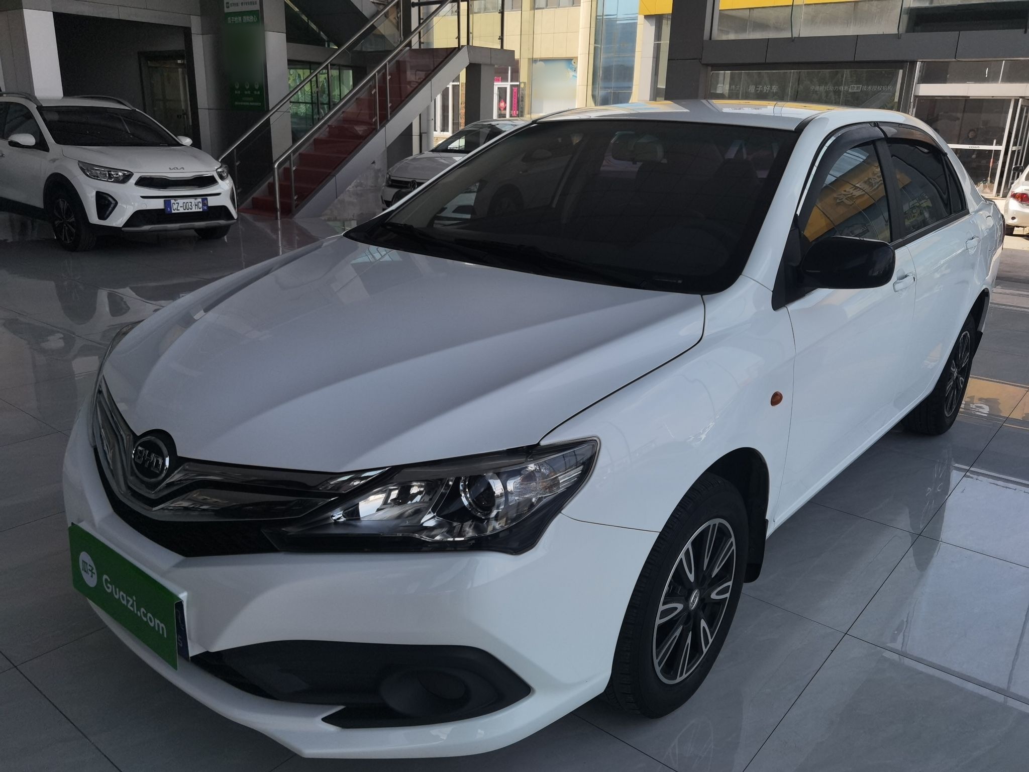 تحت مقدمة السيارة