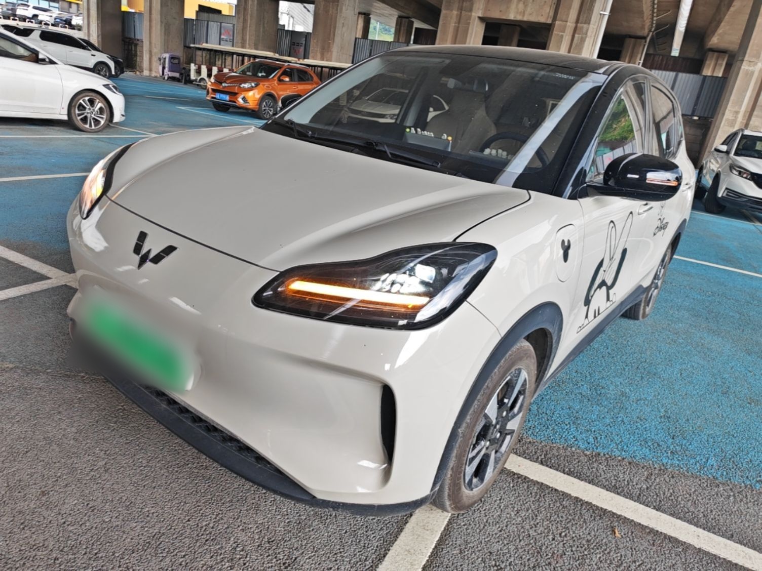 Под передней частью автомобиля