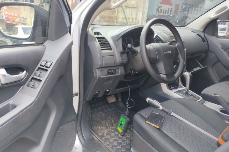 Used Isuzu D-MAX 2015 2.5T Two-Wheel Drive Automatic High-Performance Elite Version 4JK1 Driver Seat