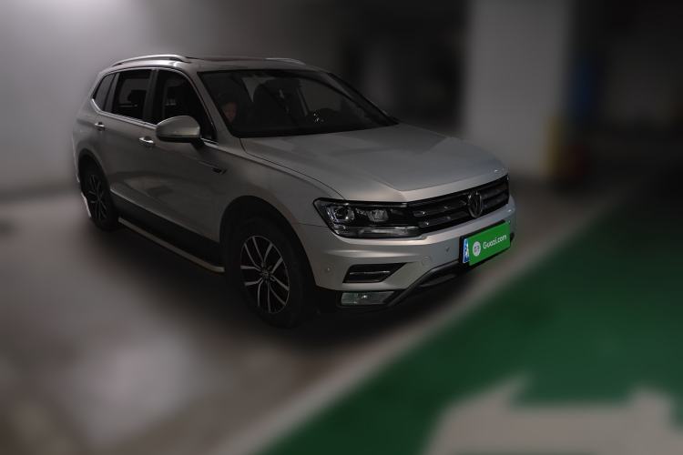 Used Volkswagen Tiguan L 2018 330TSI Automatic Two-Wheel Drive Luxury Edition Front Right 45 Deg