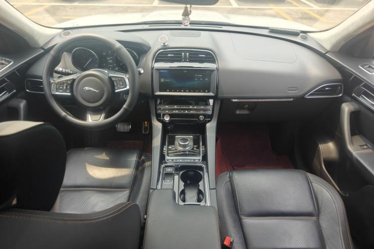Used Jaguar F-PACE 2019 2.0T Four-Wheel Drive Urban Luxury Edition Center Console