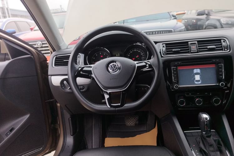 Used Volkswagen Sagitar 2015 1.6L Automatic Comfort Model
