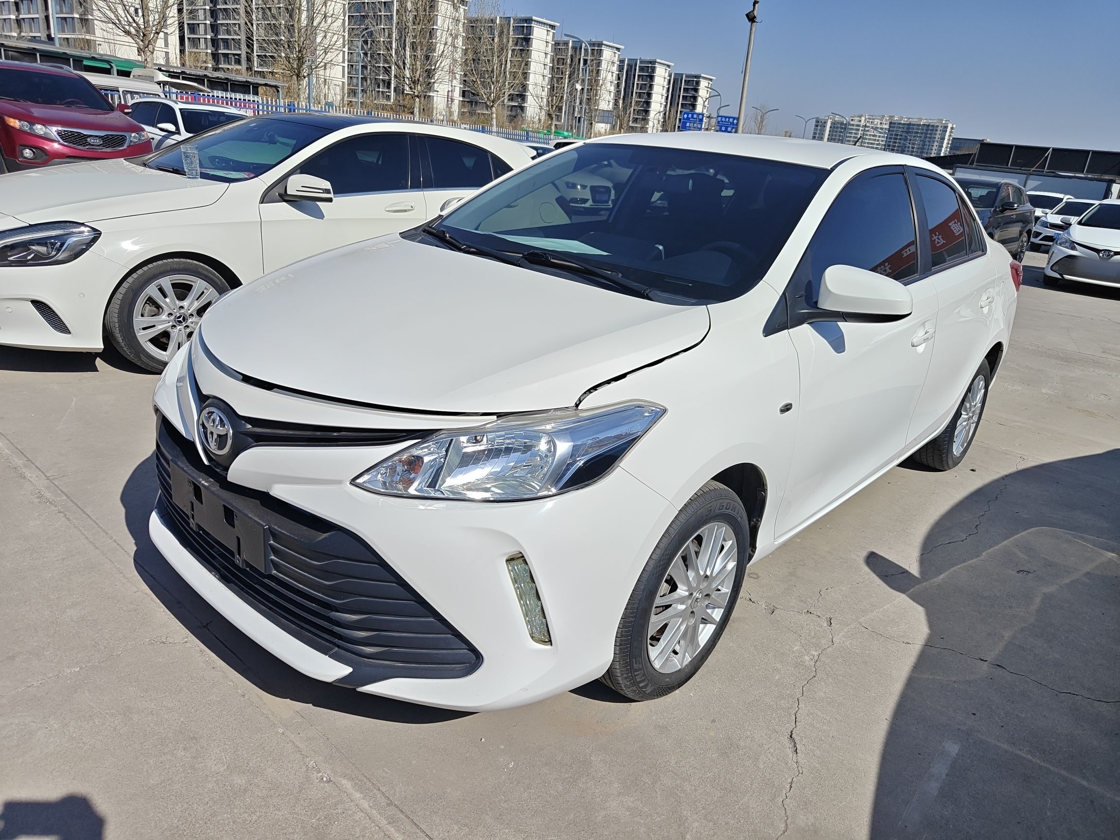 تحت مقدمة السيارة